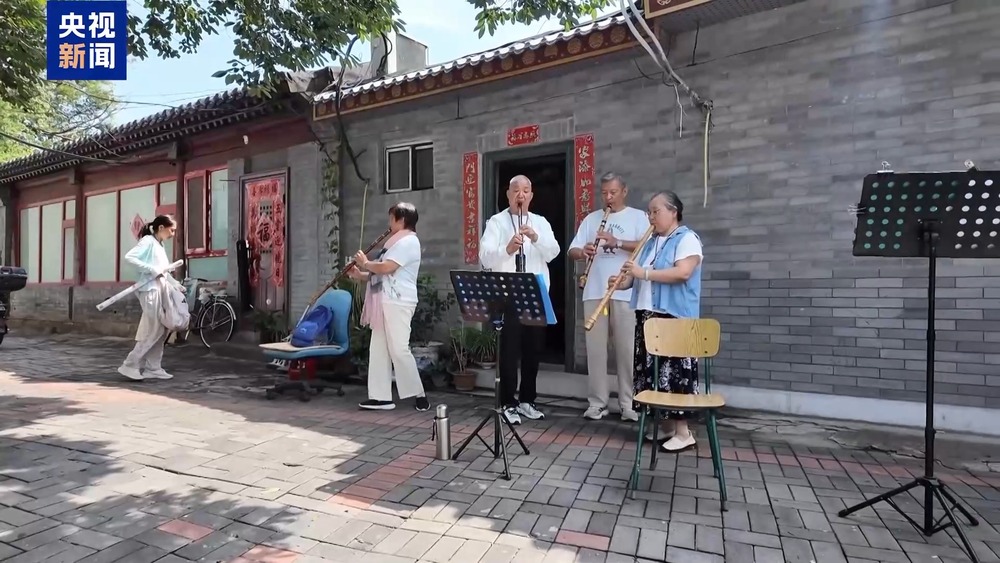 胡同踢毽+上海骑行：外国游客解锁沉浸式中